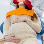 دور علاج الأسنان للحامل خلال فترة الحمل