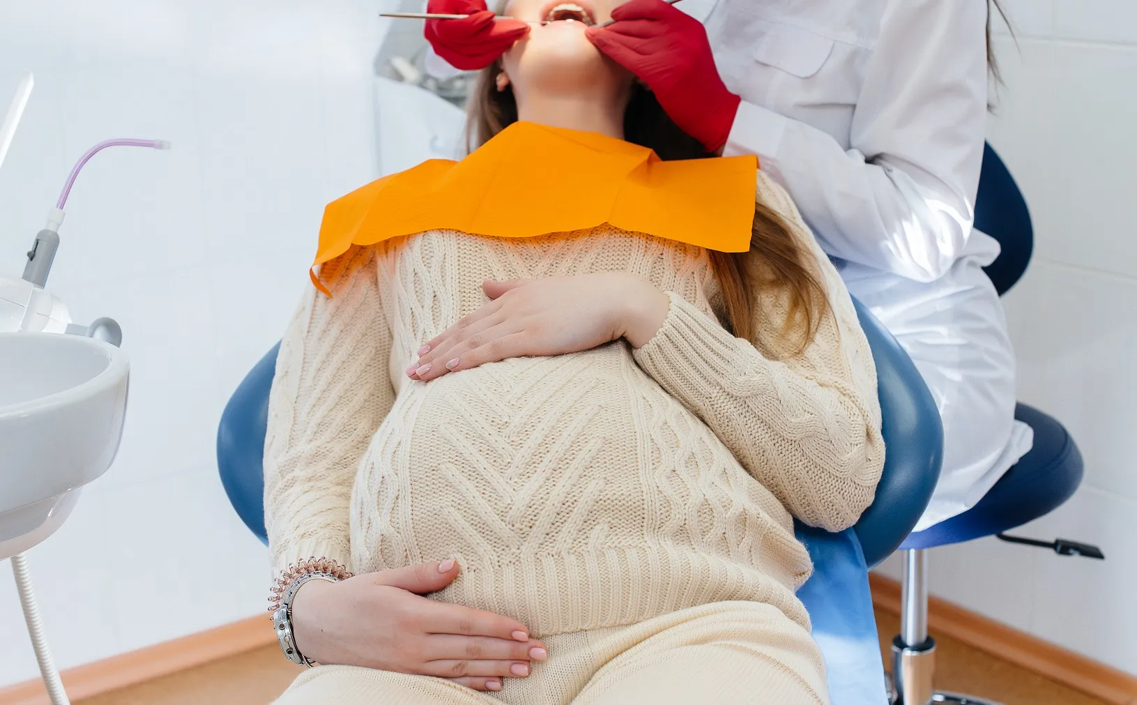 دور علاج الأسنان للحامل خلال فترة الحمل