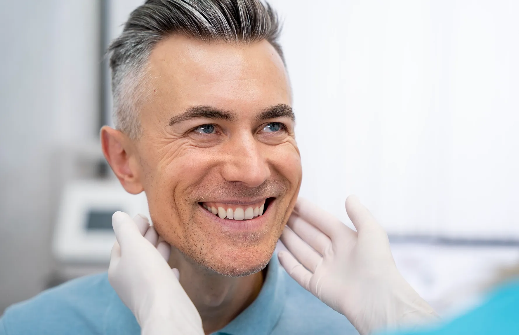 فوائد زراعة الأسنان لكبار السن