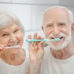 فوائد وصعوبات زراعة الأسنان لكبار السن