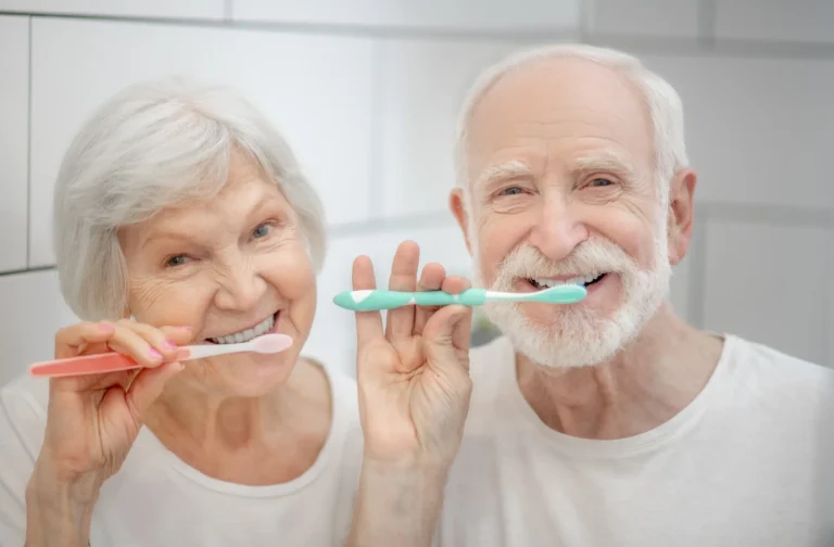 فوائد وصعوبات زراعة الأسنان لكبار السن