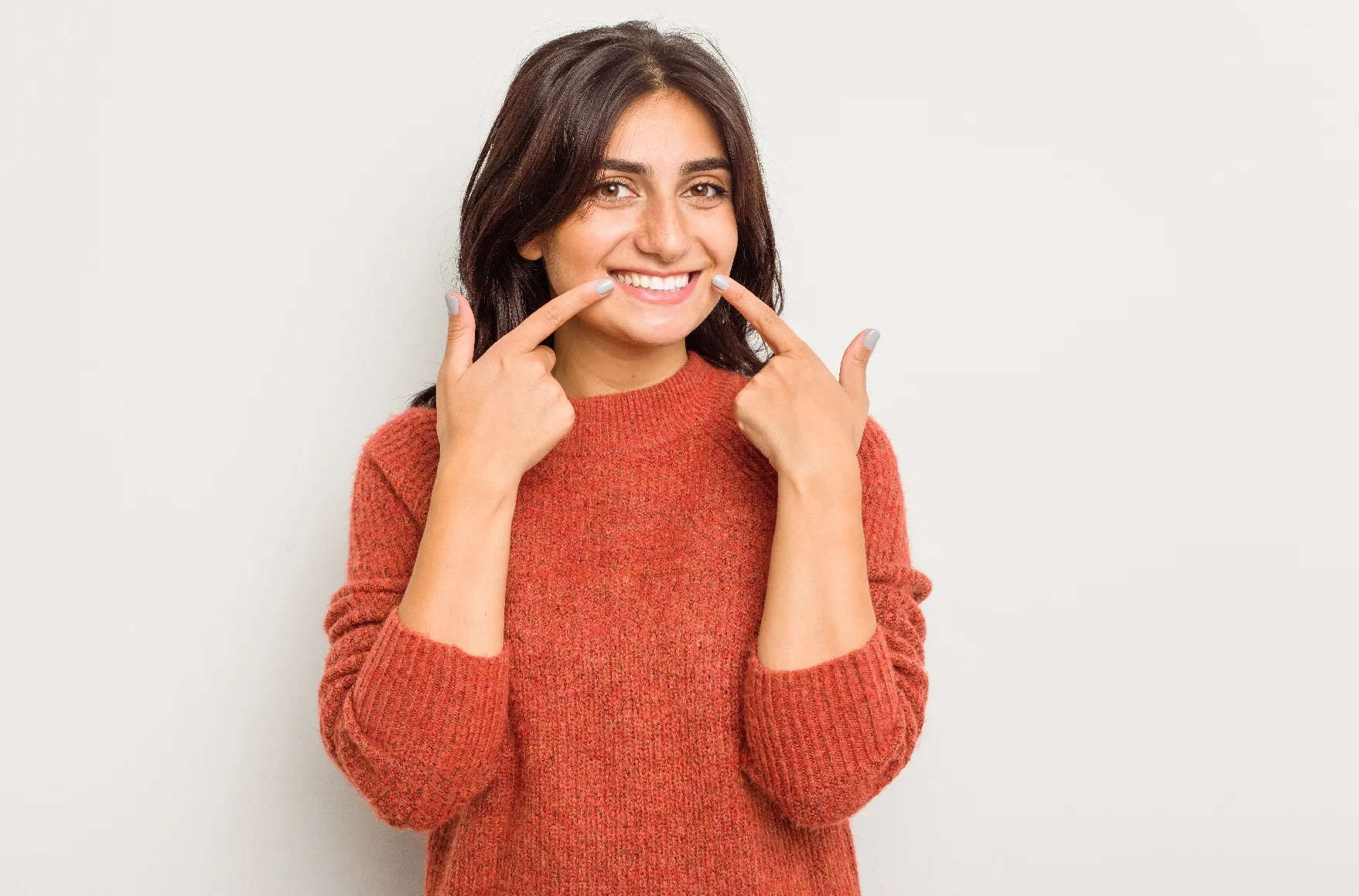 مميزات تقنيات تجميل الاسنان بدون تقويم