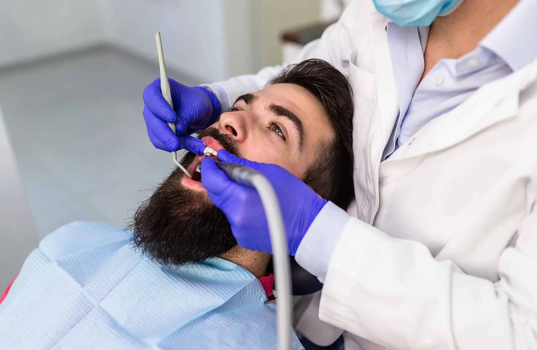 نصائح للعناية بالأسنان المزروعة