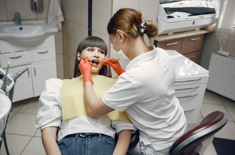 تنظيف الأسنان العميق للمراهقين