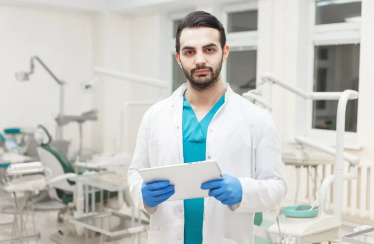 كيف تختار طبيب أسنان موثوق في الرياض