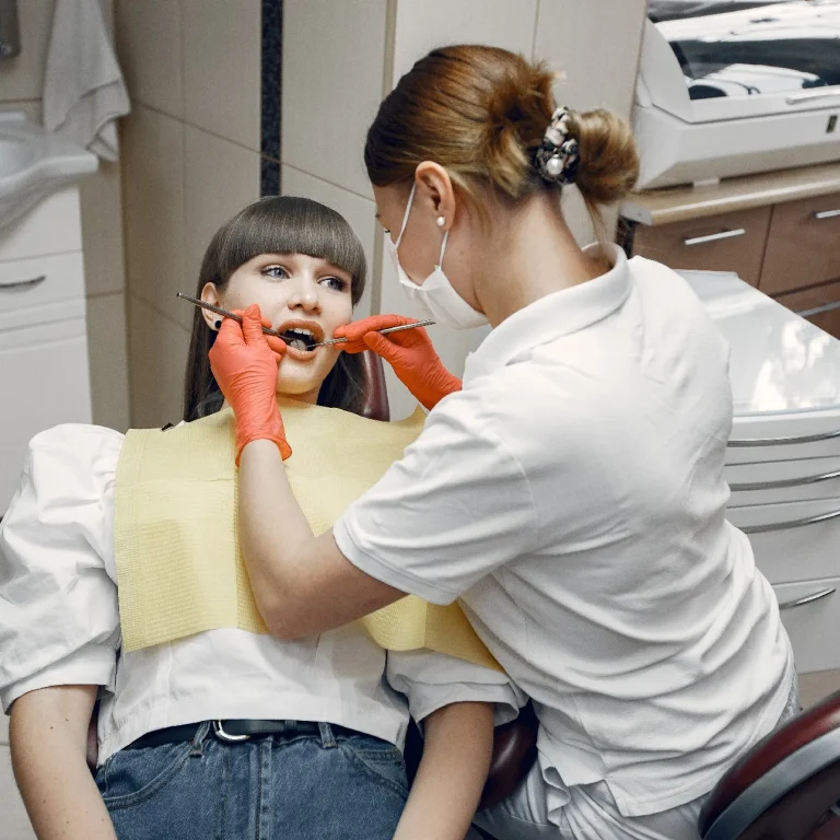 تنظيف الأسنان العميق للمراهقين