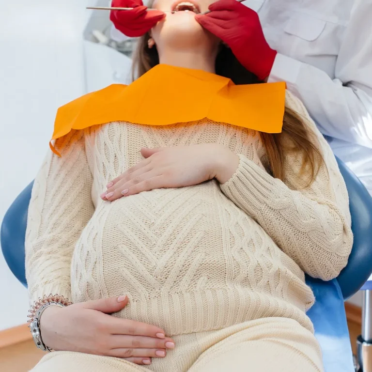 دور علاج الأسنان للحامل خلال فترة الحمل